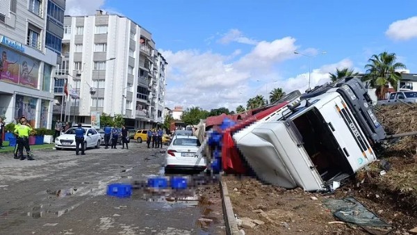 İzmir'de facianın eşiğinden dönüldü! Sürüklenen TIR devrilerek araçları altına aldı